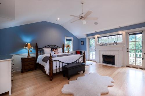 Postel nebo postele na pokoji v ubytování Vancouver Golf Villa - Private Oasis