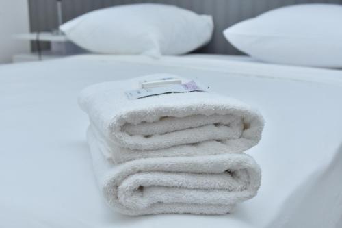 a pile of towels sitting on top of a toilet at HOTEL LE CHANNEL in Le Marin