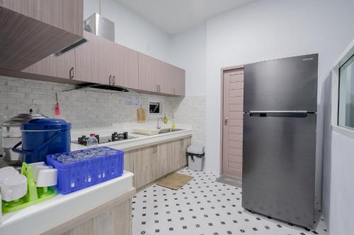 Una cocina o cocineta en พลอยพูลวิลล่า ชะอำ 1 Ploy Poolvilla Cha-am 1