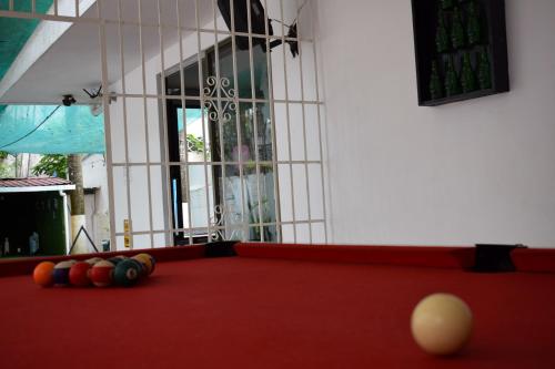 Biliár nebo kulečník v ubytování Hostal Loco Coco Loco
