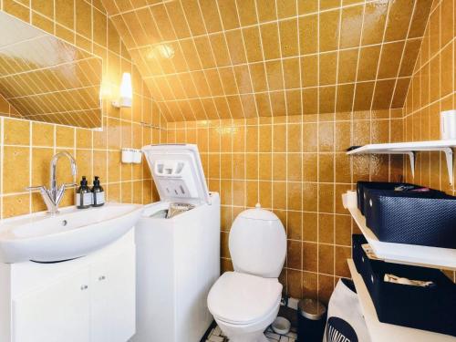 uma pequena casa de banho com WC e lavatório em Holiday home Nakskov XV em Nakskov