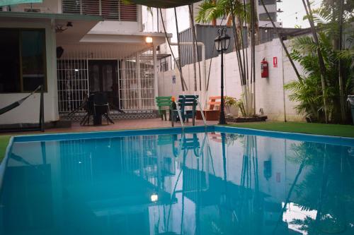 una piscina di fronte a una casa di Hostal Loco Coco Loco a Città di Panama