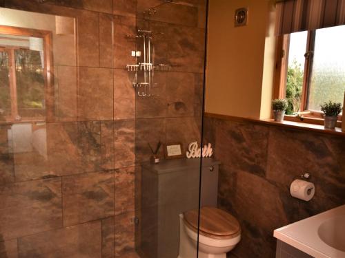 La salle de bains est pourvue de toilettes et d'une douche en verre. dans l'établissement 3 Bed in Ledbury 76423, 