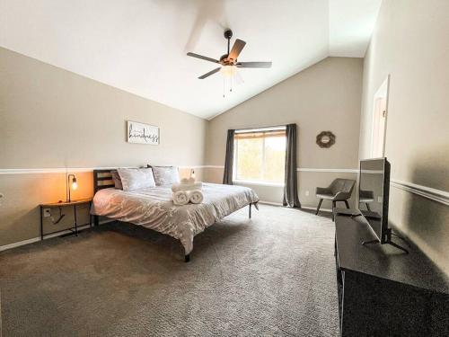 een slaapkamer met een bed en een plafondventilator bij Family Retreat near USAFA / Firepit/Games/Grill in Colorado Springs