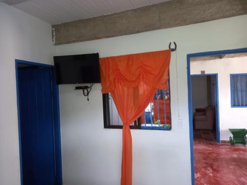 cortina naranja en una habitación con ventana en AZULEJO, en Jericó