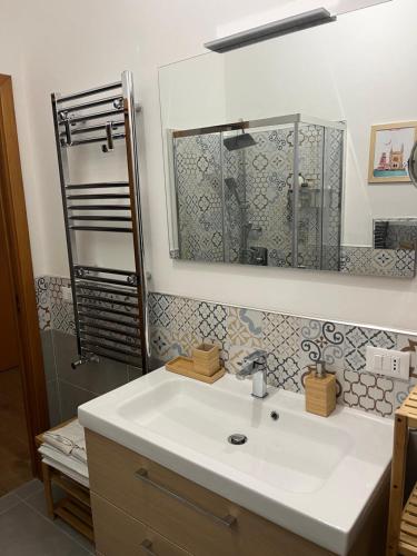 ein Bad mit einem Waschbecken und einem Spiegel in der Unterkunft La Locanda del Cedro in Palermo