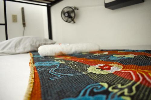 Postel nebo postele na pokoji v ubytování Hostal Loco Coco Loco