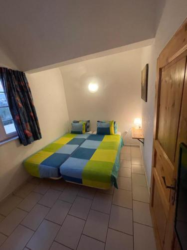 1 dormitorio con 1 cama colorida en una habitación en Casa Xuami, en La Pared