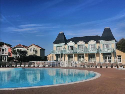 une grande maison avec une piscine devant dans l'établissement 