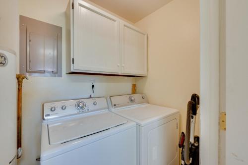 een witte wasmachine en droger in een kleine keuken bij Loveland Townhome Walkable to Lake and Park! in Loveland