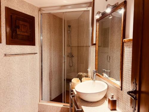 a bathroom with a white sink and a shower at Villa Revolcona in La Adrada