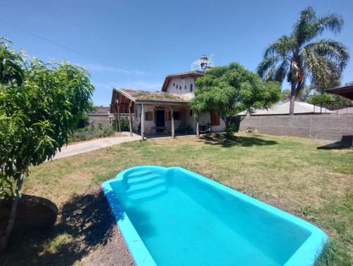 ein blauer Pool im Hof eines Hauses in der Unterkunft Casa ecológica in Funes