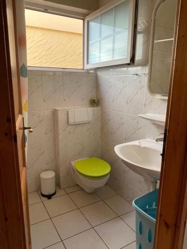 a bathroom with a green toilet and a sink at Casa Xuami in La Pared