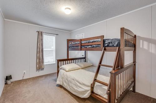 - une chambre avec 2 lits superposés et une échelle dans l'établissement Pet-Friendly Home about 10 Mi to Hocking Hills!, à South Bloomingville