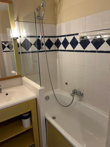 ein Badezimmer mit einer Dusche, einer Badewanne und einem Waschbecken in der Unterkunft "ÉPHÉ'MER TURQUOISE" Appartement-5 pers-vue piscines-village vacances in Talmont