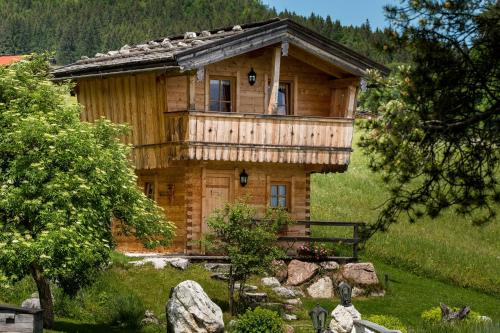 einem Blockhaus in der Mitte eines Feldes in der Unterkunft Alpenpension Ettlerlehen in Ramsau bei Berchtesgaden