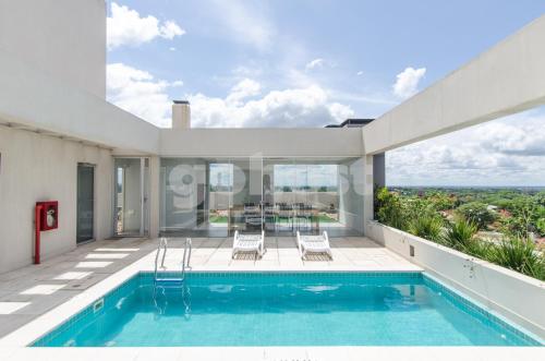 una imagen de una casa con piscina en Elegant Villa Morra Apartment Bbqbalconygympool, en Asunción