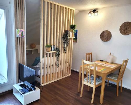 une salle à manger avec une table et une table ainsi qu'une salle avec une table à manger dans l'établissement Two Private Studios - Independent & Fully Equipped, à Ferney-Voltaire