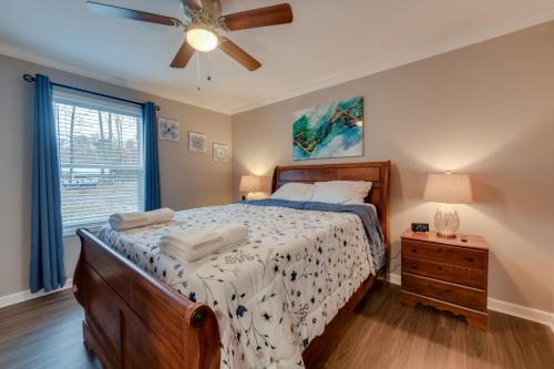 - une chambre avec un lit et un ventilateur de plafond dans l'établissement Family-Friendly Home with Deck Near Colonial Beach!, à Colonial Beach