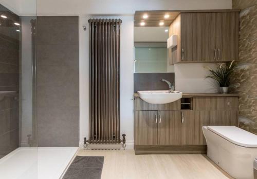 Koupelna v ubytování Wren Lodge HM11 HOT TUB Lakeside Spa Property