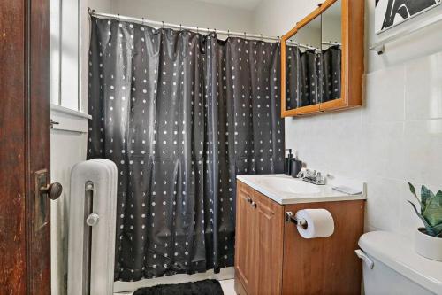 Bilik mandi di 1BR Airy Apartment with Wi-Fi - Barry 2