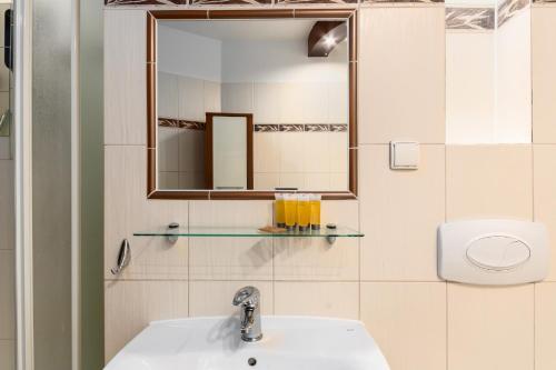 弗次瓦夫的住宿－Zabrodzka Family Apartment，一间带水槽和镜子的浴室