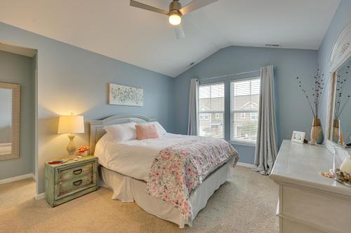 Dormitorio azul con cama y ventana en Sweet Dreamin Townhome about 7 Mi to Beach! en Wrightsville Beach