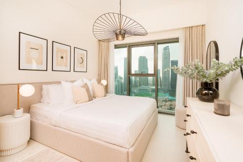 Postel nebo postele na pokoji v ubytování BURJ ROYAL-Luxurious 2 Bedrooms -DOWNTOWN-Burj & Fountain View