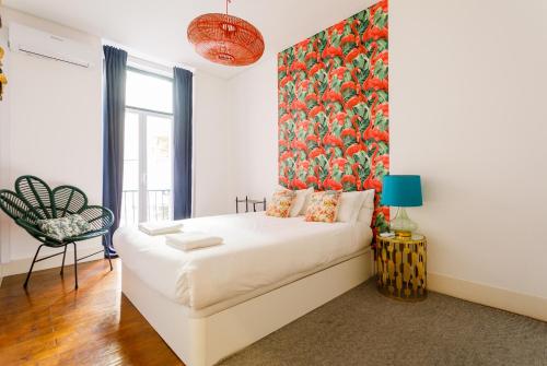 um quarto com uma cama branca e uma parede vermelha em Palm Tree House, Central apartemant in Principe Real em Lisboa