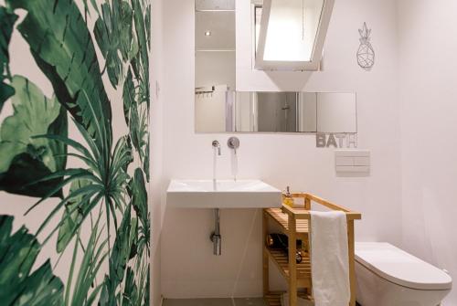 リスボンにあるPalm Tree House, Central apartemant in Principe Realのバスルーム(洗面台、トイレ付)