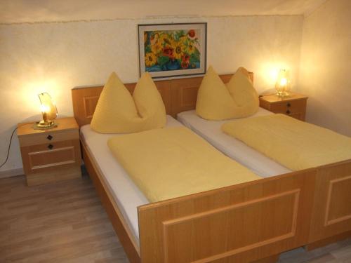 イムストにあるApart Haus Florianのベッド2台、ランプ2つ(テーブル付)が備わる客室です。
