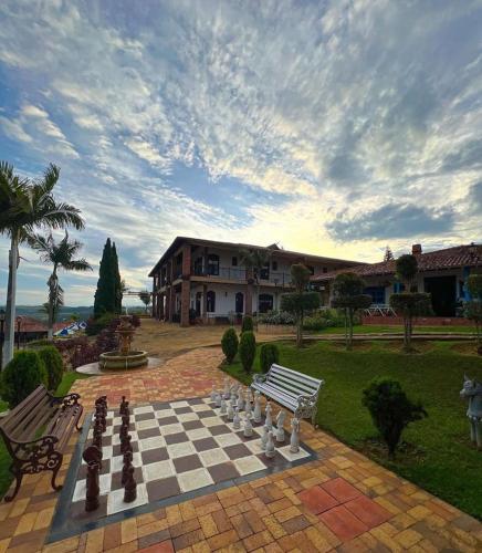 un tablero de ajedrez en avisor con un tablero de ajedrez en Kimbala Resort en Curití
