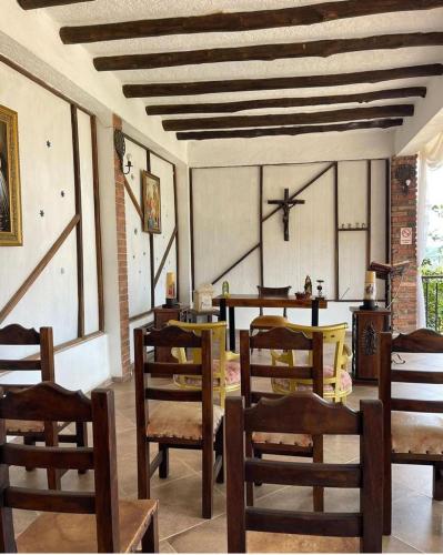 sala de estar con sillas de madera y techo en Kimbala Resort, en Curití