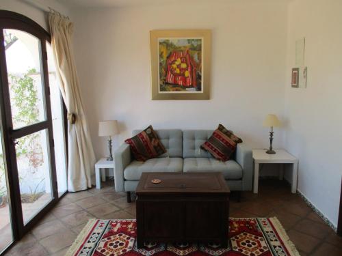 un soggiorno con divano e tavolo di Casa Laibon a Gaucín