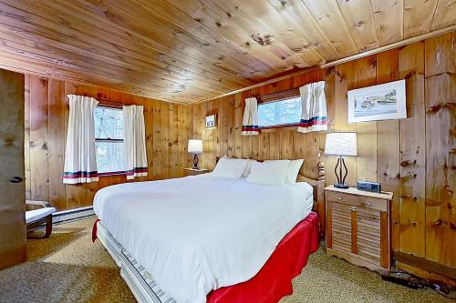 En eller flere senger på et rom på Friendly Pines Cabin