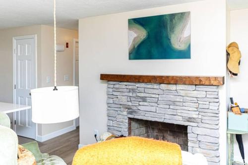 sala de estar con chimenea de piedra en White Horse Cozy House -8 min walk to the beach!, en Plymouth