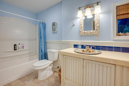 uma casa de banho com um WC e um lavatório em Dreamy Port Orford Home with Oceanfront Views em Port Orford