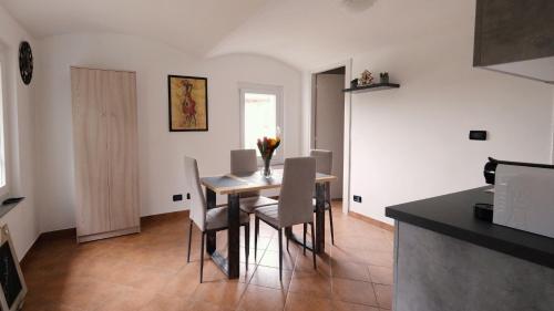 cocina y comedor con mesa y sillas en La Petite Maison Coazze, en Coazze