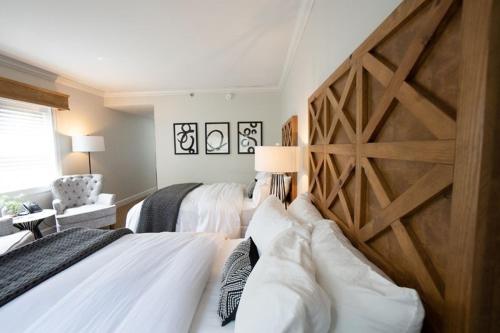 1 dormitorio con 2 camas y una gran puerta de madera en Saxon Inn, en Alfred
