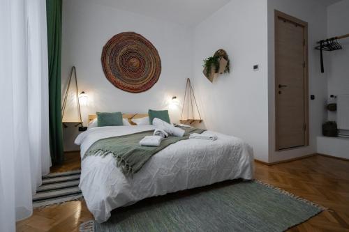 Ένα ή περισσότερα κρεβάτια σε δωμάτιο στο Casa Basarab Brasov