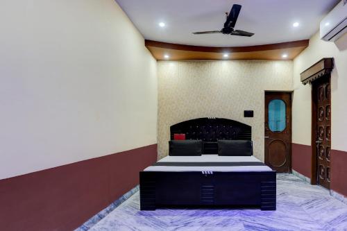 a bedroom with a bed and a ceiling at OYO Flagship Mamta hotel and marriage lawn in Kānpur