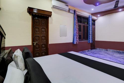 a bedroom with two beds and a window at OYO Flagship Mamta hotel and marriage lawn in Kānpur