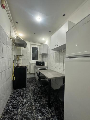 O bucătărie sau chicinetă la Apartament cu doua camere cu vedere la partie