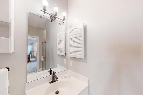 Un baño de Cypress Bay 14-204