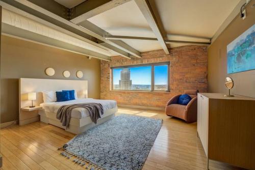 um quarto com uma cama e uma grande janela em 1600 KCM Penthouse Apartment em Cleveland