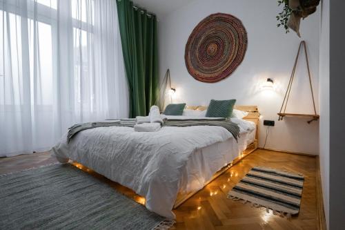una camera da letto con un letto grande con luci sopra di Casa Basarab Brasov a Braşov