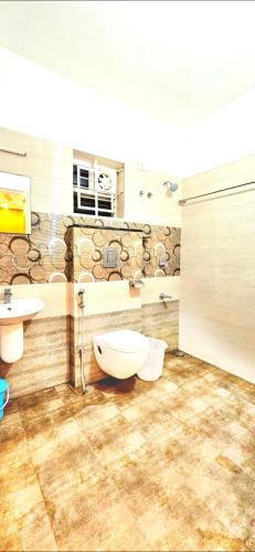 een badkamer met een toilet en een wastafel bij KRISHNAGIRI chandan in Guruvāyūr