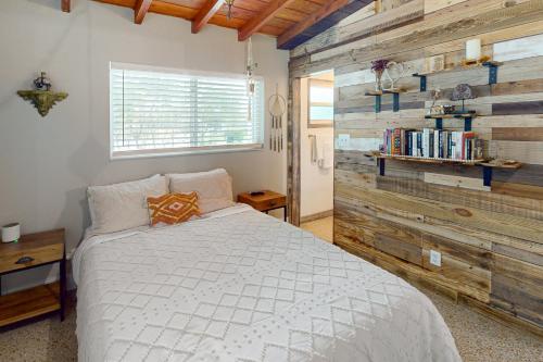 um quarto com uma cama e uma parede de madeira em Solstice Oasis em Fort Lauderdale
