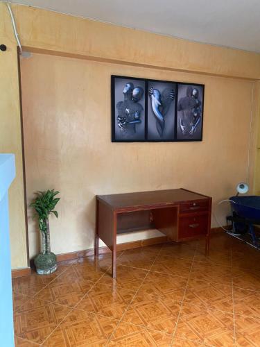 Uma televisão e/ou sistema de entretenimento em Hostel Kumho Home
