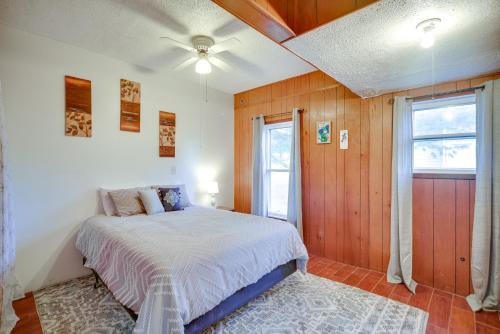 1 dormitorio con 1 cama y ventilador de techo en Historic Farnam Home Near Three Brothers Vineyard!, 